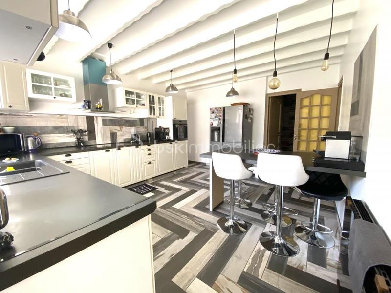 Propriété - 330 m² - 9 pièces