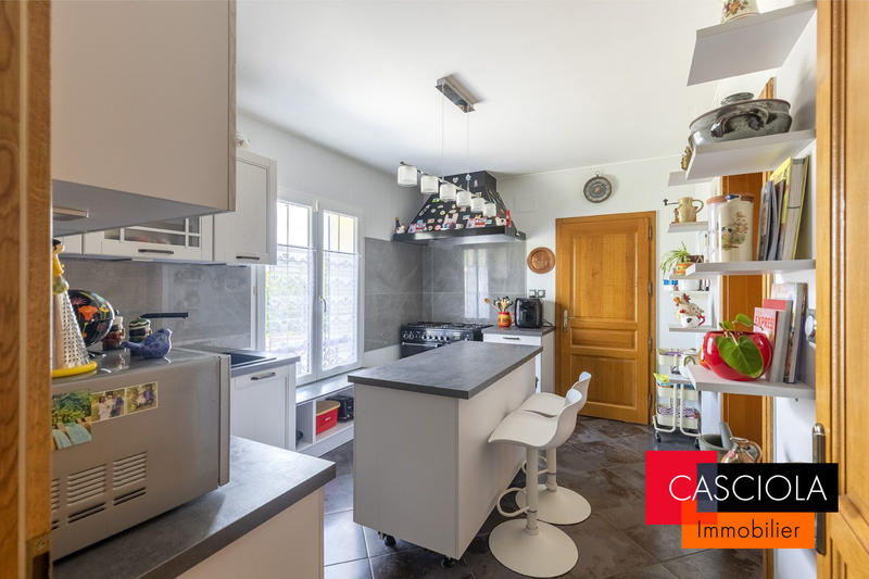 Maison - 212 m² - 9 pièces