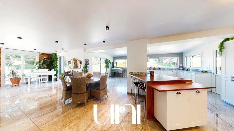 Maison - 215 m² - 6 pièces