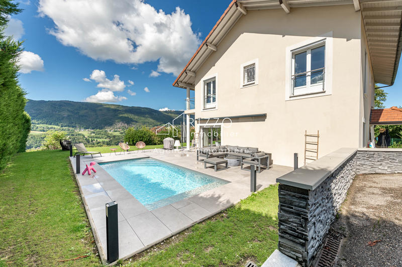 Maison - 228 m² - 8 pièces