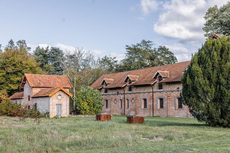 Propriété - 1 125 m² - 25 pièces