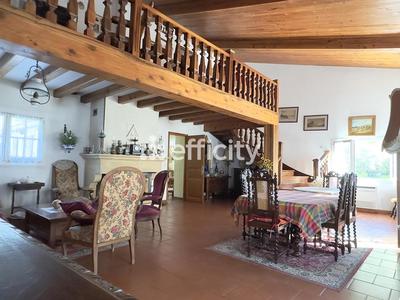 Maison - 224 m² - 7 pièces