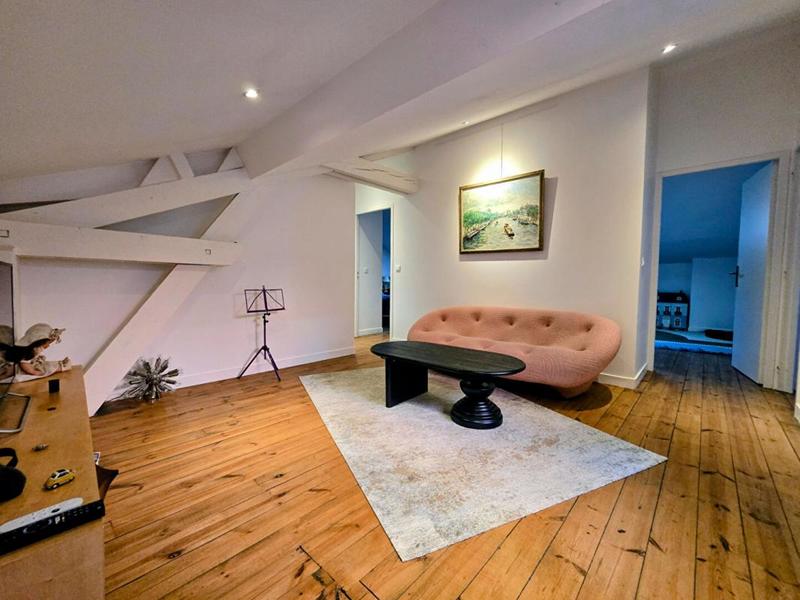 Maison - 460 m² - 13 pièces