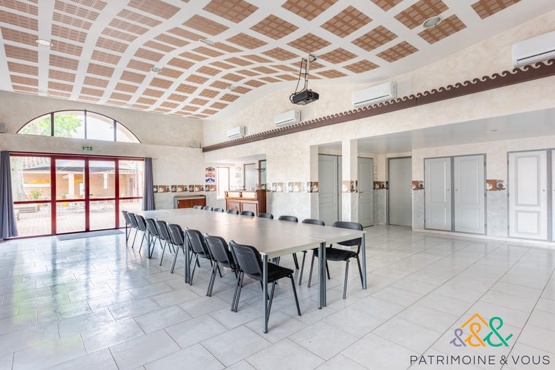 Local commercial - 1 175 m² - 28 pièces