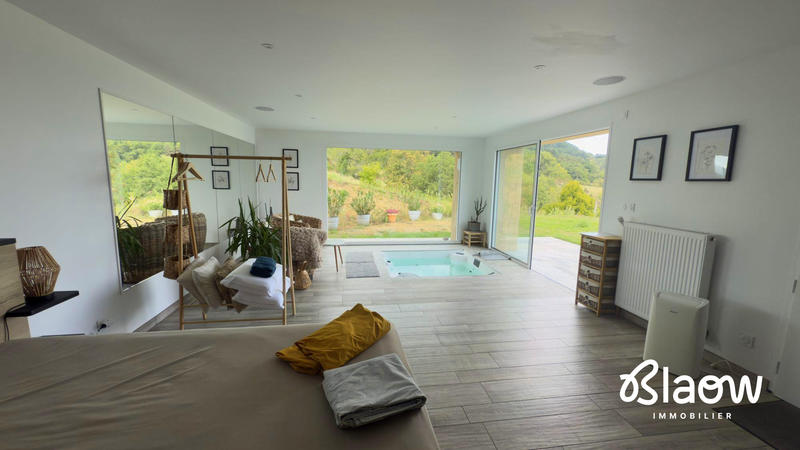 Maison - 300 m² - 11 pièces