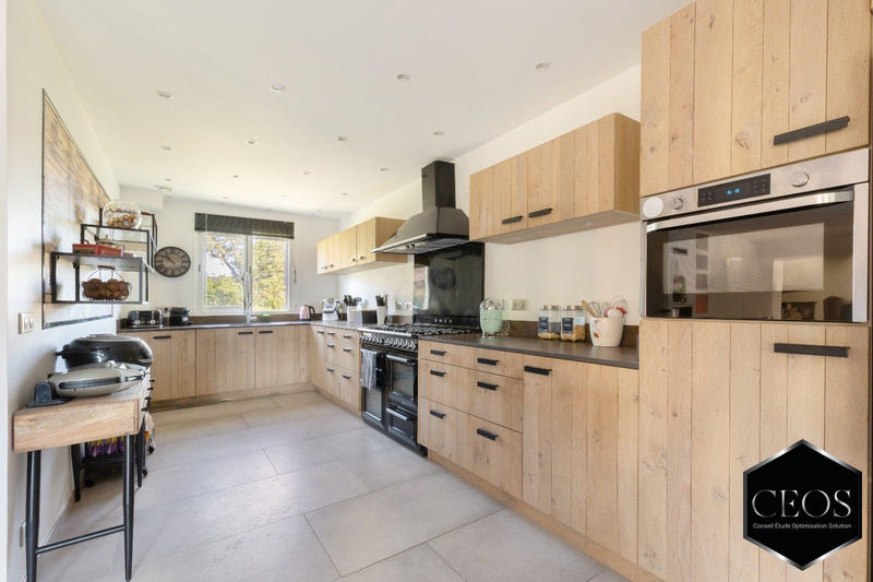 Maison - 280 m² - 8 pièces