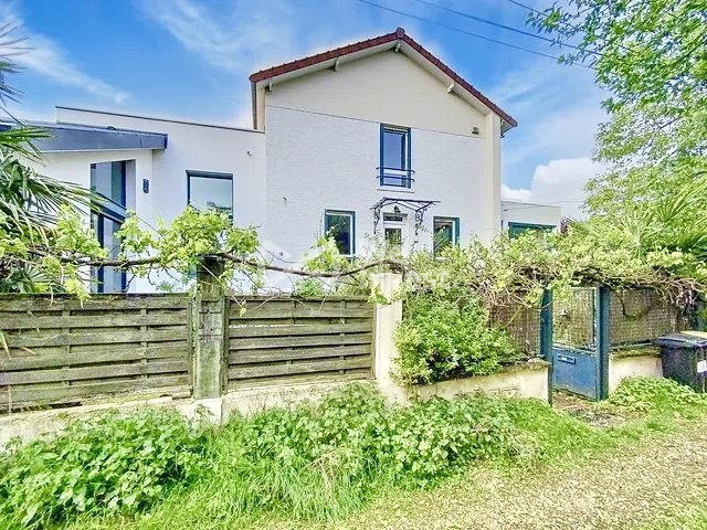 Maison - 247 m² - 11 pièces