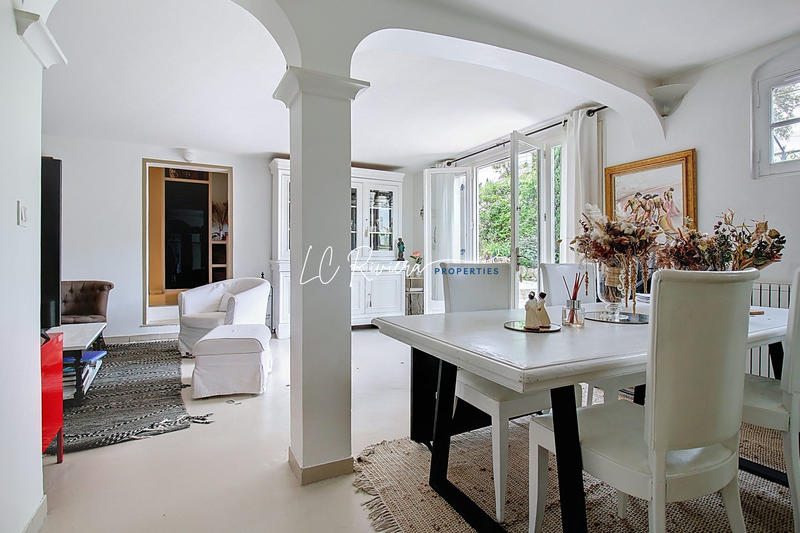 Villa - 259 m² - 10 pièces