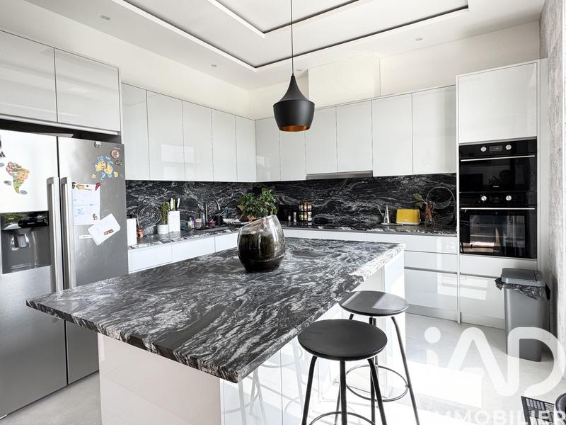 Maison - 212 m² - 8 pièces