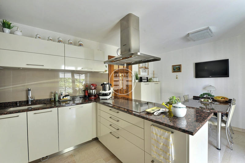 Maison - 232 m² - 7 pièces