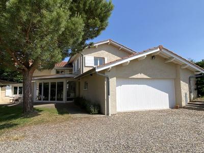 Maison traditionnelle - 285 m² - 10 pièces