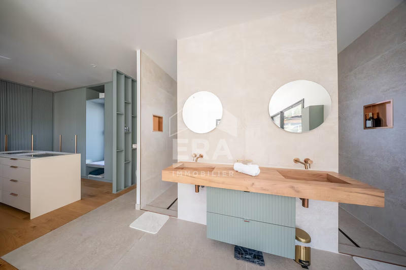 Maison - 230 m² - 7 pièces