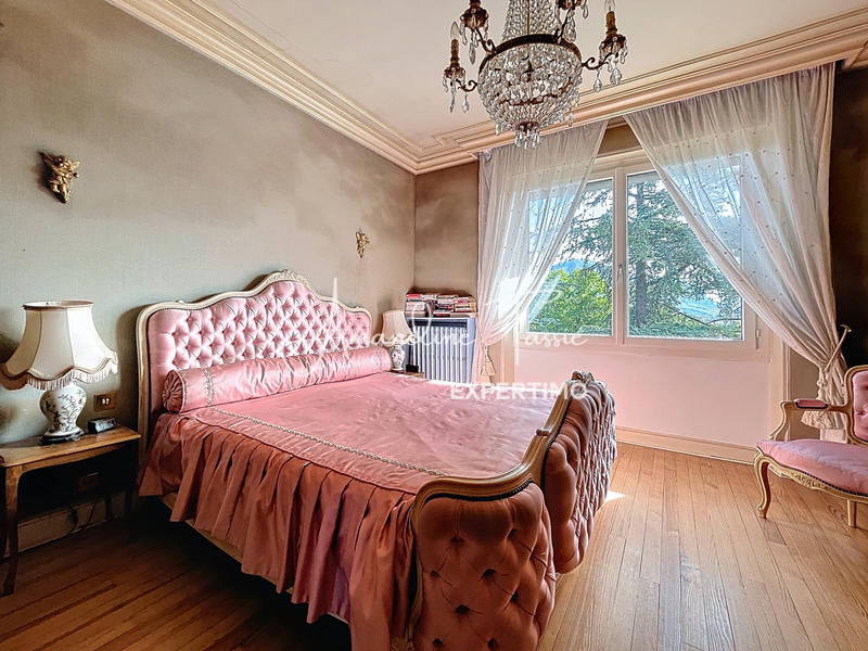 Maison - 202 m² - 7 pièces