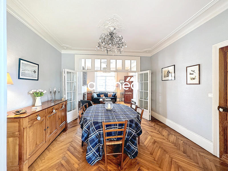 Maison - 290 m² - 9 pièces