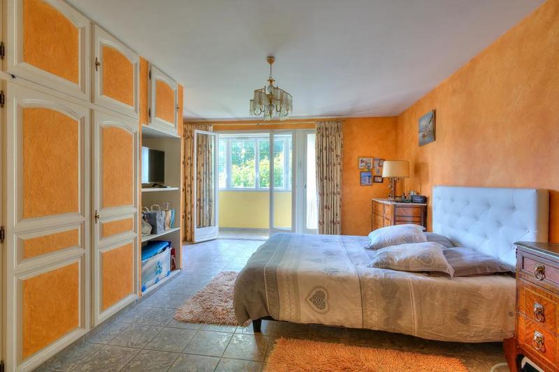 Maison - 280 m² - 14 pièces