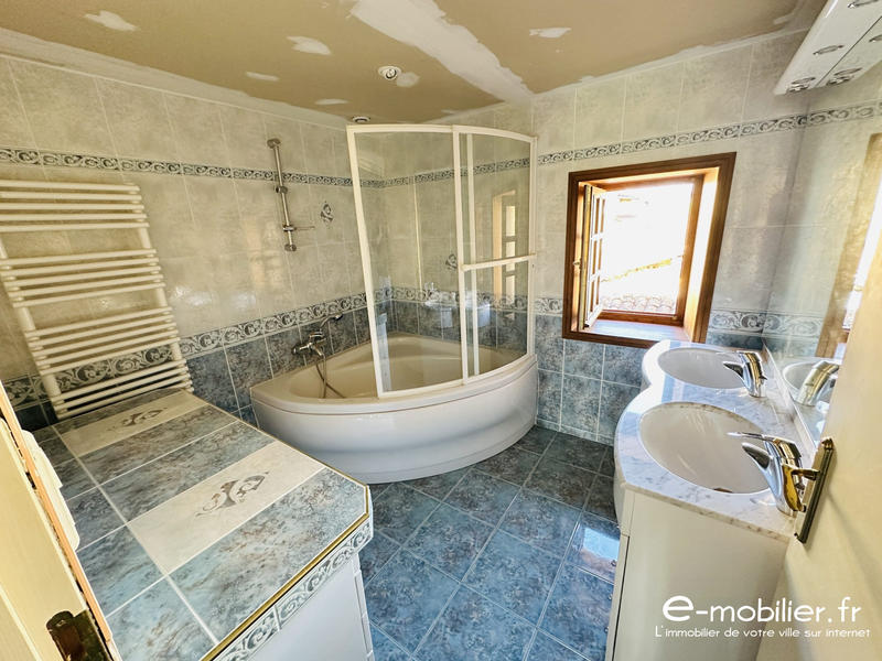 Maison - 218 m² - 8 pièces