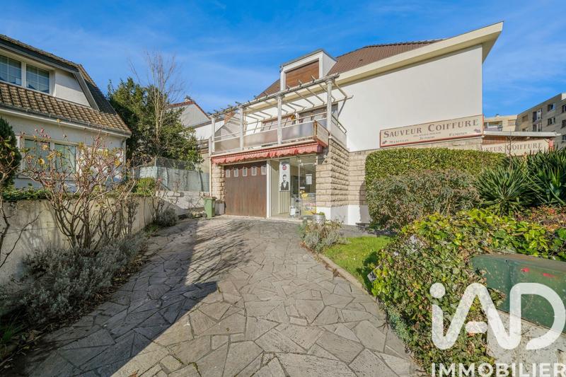 Maison - 241 m² - 9 pièces