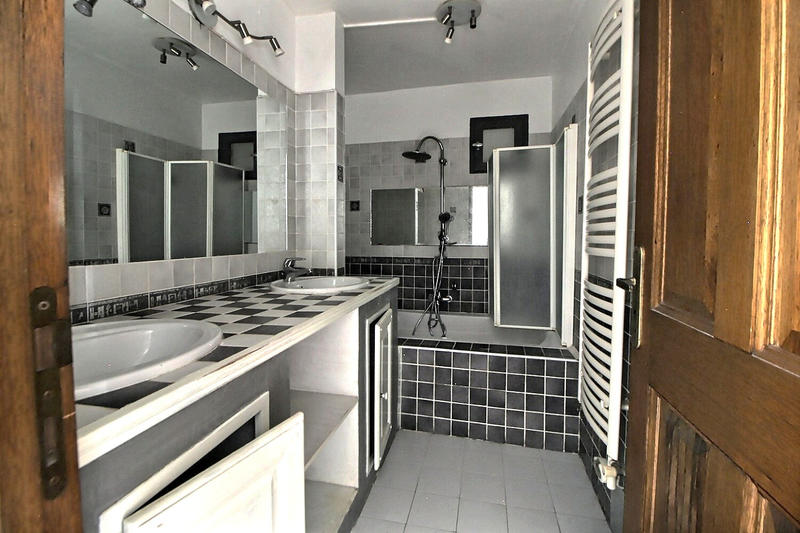 Maison - 277 m² - 14 pièces