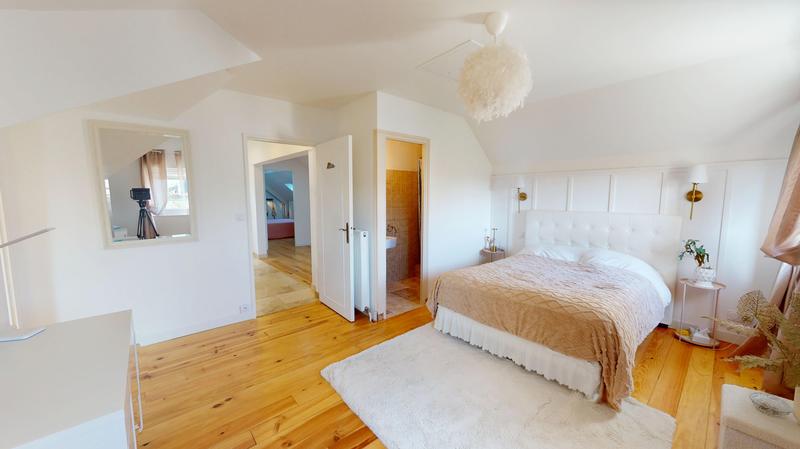 Maison - 241 m² - 8 pièces