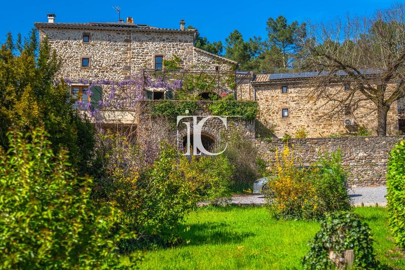 Maison - 302 m² - 8 pièces