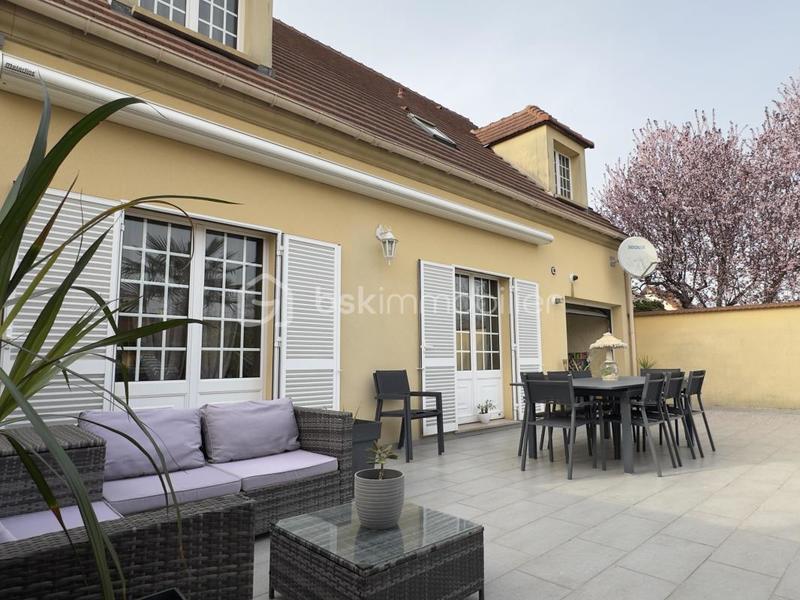 Maison traditionnelle - 165 m² - 8 pièces