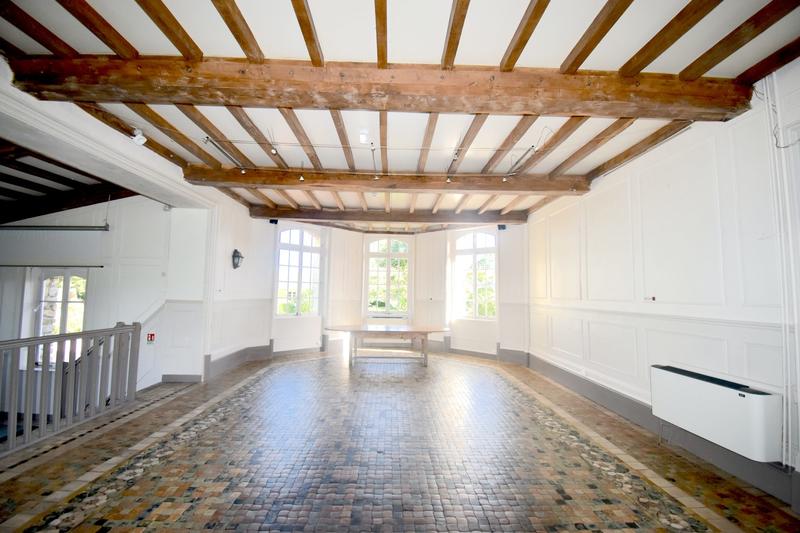 Maison - 1 700 m² - 75 pièces