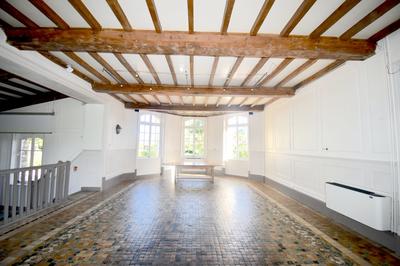 Maison - 1 700 m² - 75 pièces