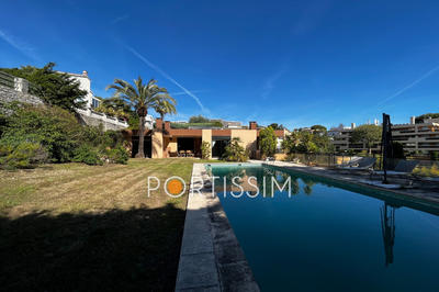 Maison - 590 m² - 8 pièces