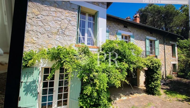 Maison - 230 m² - 7 pièces