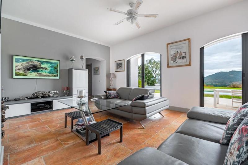 Villa - 252 m² - 9 pièces