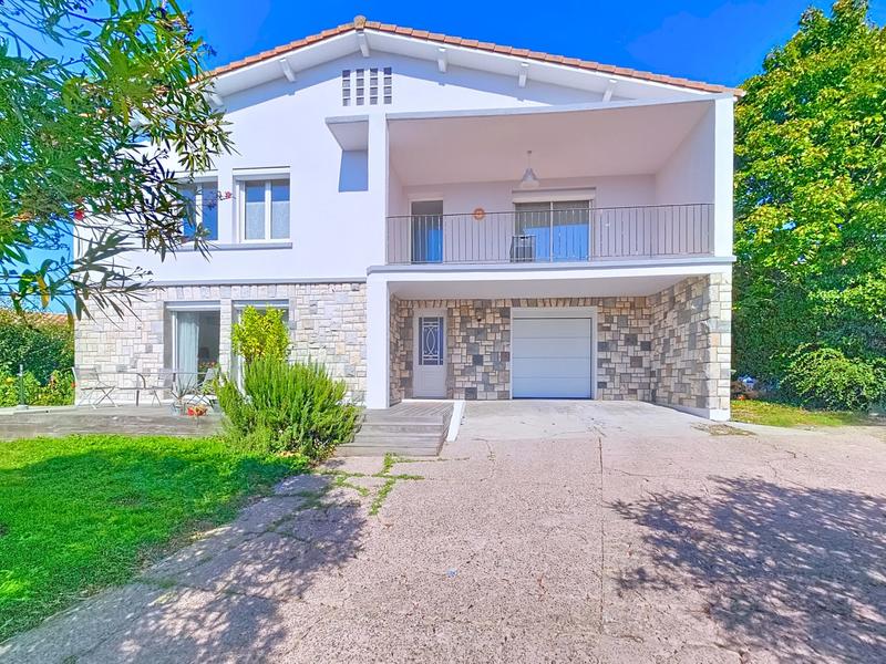 Maison traditionnelle - 176 m² - 7 pièces