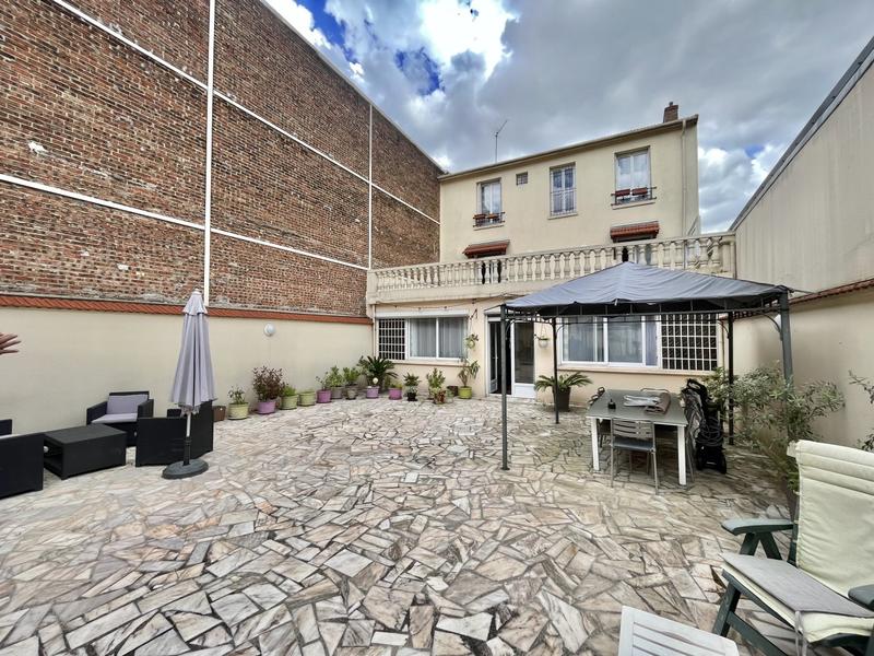 Maison - 230 m² - 10 pièces