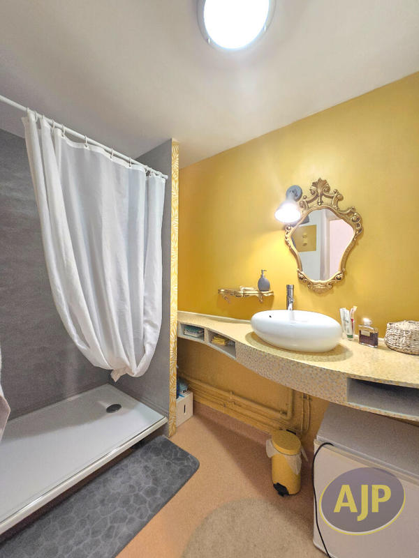 Immeuble - 32 m² - 7 pièces