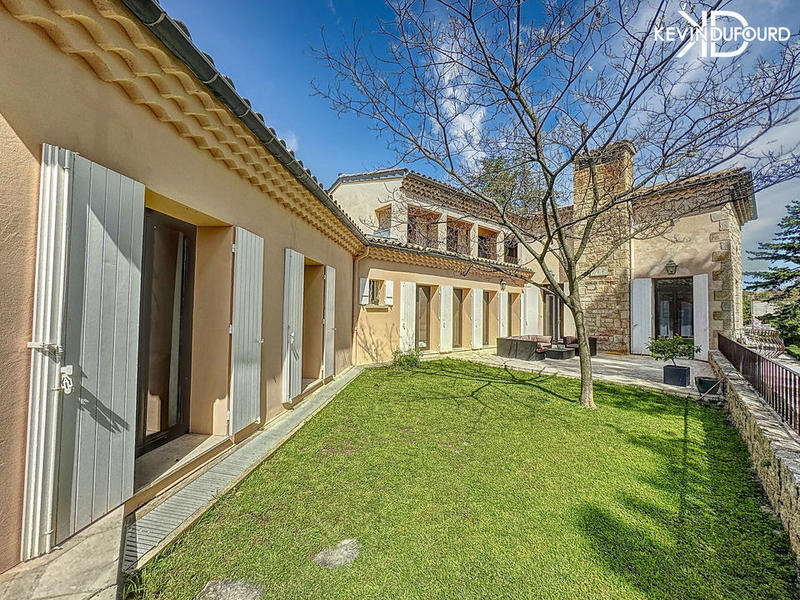 Propriété - 400 m² - 14 pièces