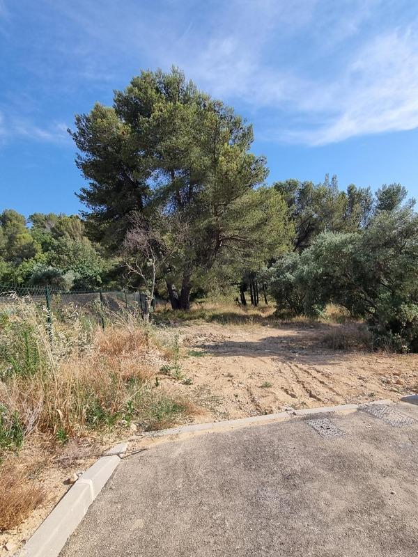 Terrain constructible - 1 060 m²