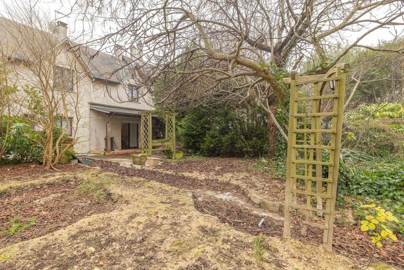 Maison - 240 m² - 8 pièces