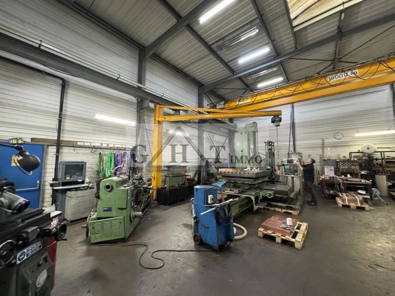 Entrepôt - 1 850 m²