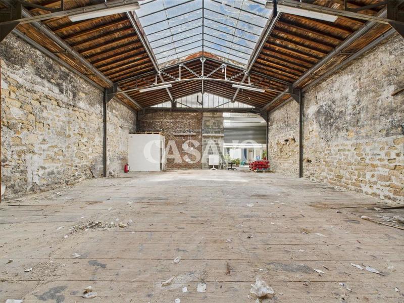 Local commercial - 683 m²