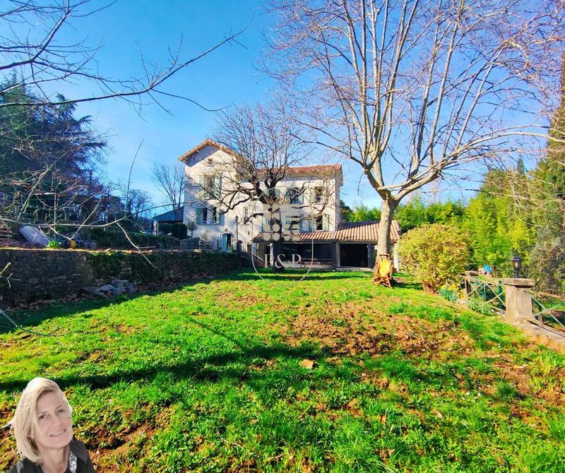 Maison - 270 m² - 8 pièces