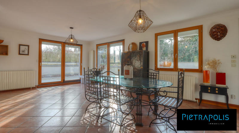 Maison - 270 m² - 9 pièces