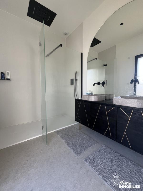 Propriété - 242 m² - 6 pièces