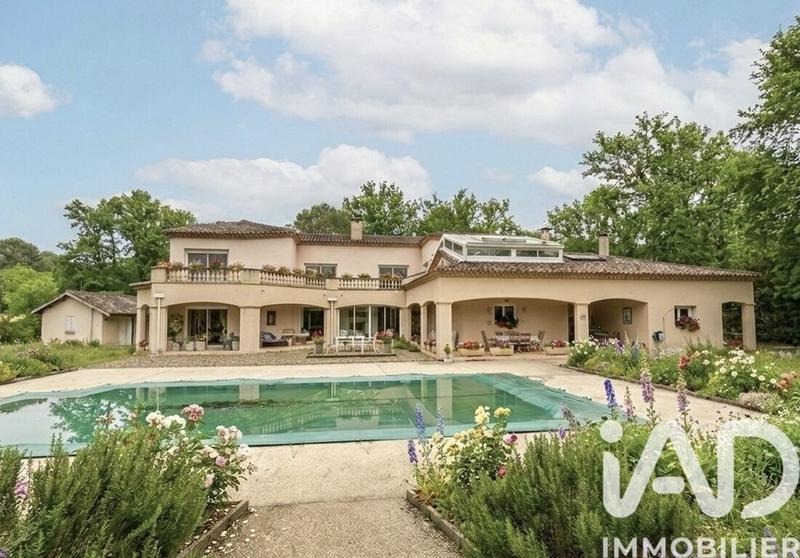 Maison - 370 m² - 8 pièces