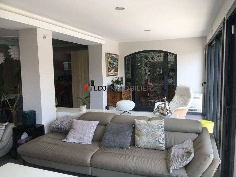 Maison - 260 m² - 6 pièces