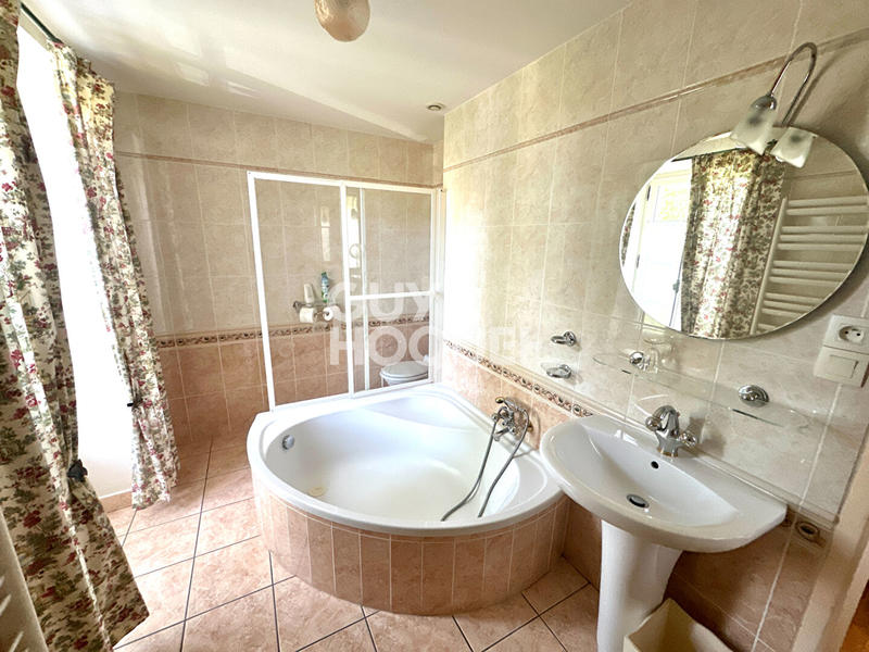 Maison - 221 m² - 5 pièces