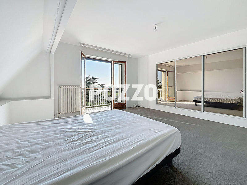 Maison - 280 m² - 9 pièces