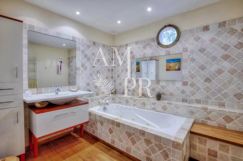 Villa - 232 m² - 7 pièces