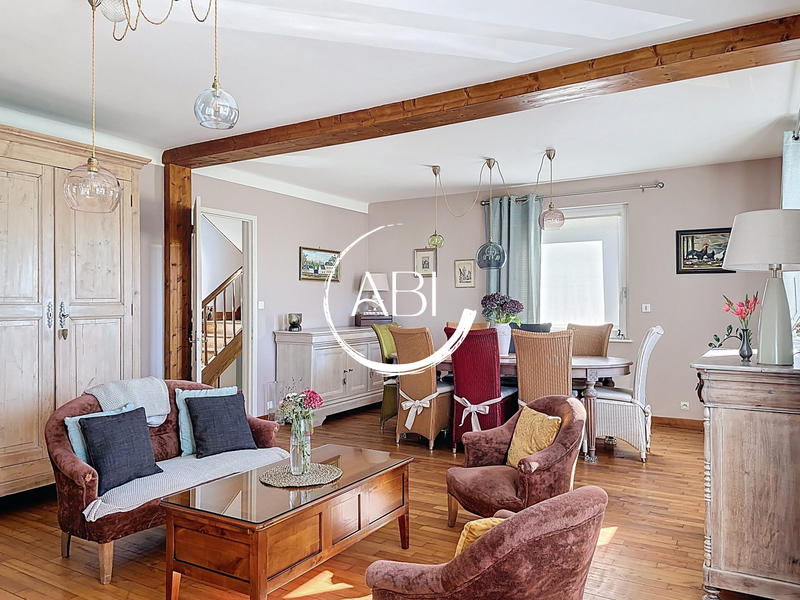 Maison - 201 m² - 9 pièces