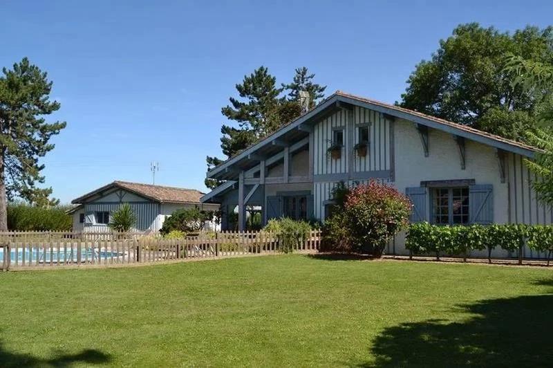 Maison - 235 m² - 7 pièces