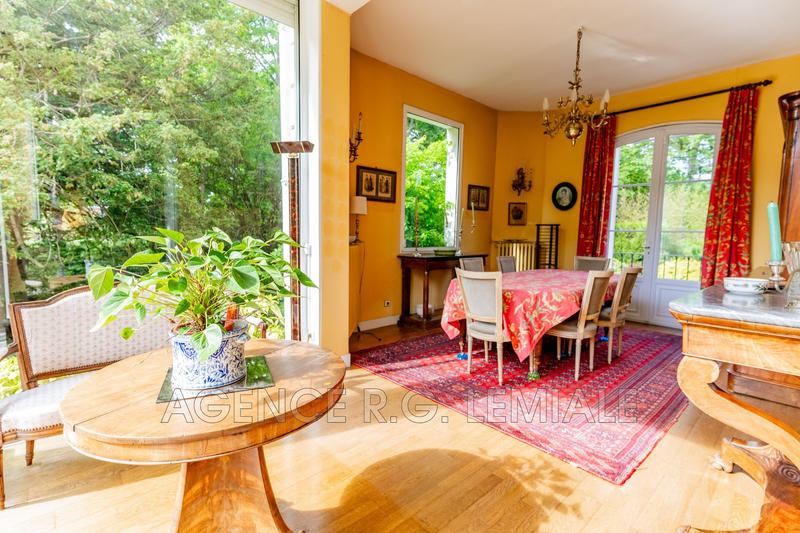 Maison - 300 m² - 12 pièces