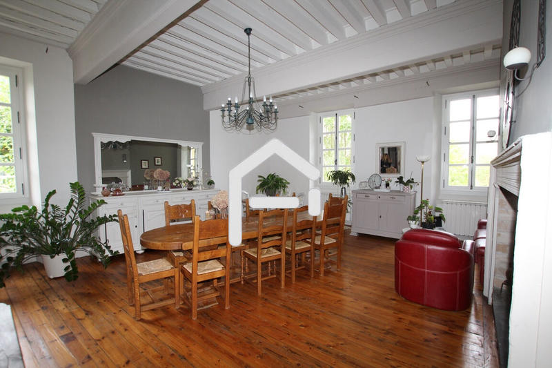 Maison - 840 m² - 22 pièces